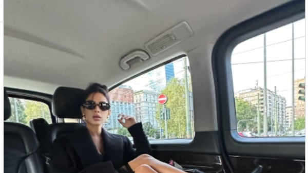 هدى المفتي تتألق بإطلالة راقية وتخطف الأنظار