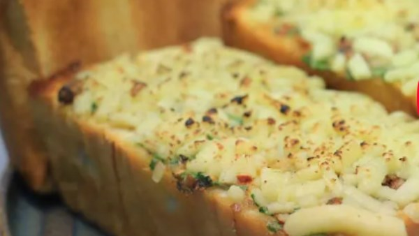 بريوش بالزبدة والثوم: وصفة سهلة لفطور شهي