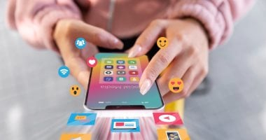 طبيب يحذر من مخاطر السوشيال في المعلومات الطبية