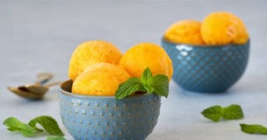 آيس كريم مانجو في المنزل بدون ماكينة وكريمة