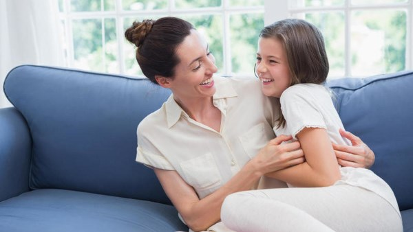 أخصائي نفسي: الأم المثالية ترهق النساء نفسيًا وجسديًا