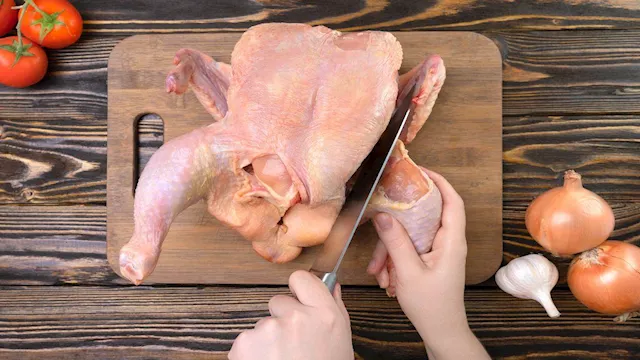 طبيب يحذر من تناول الدجاج بهذه الطريقة قد يسبب السرطان