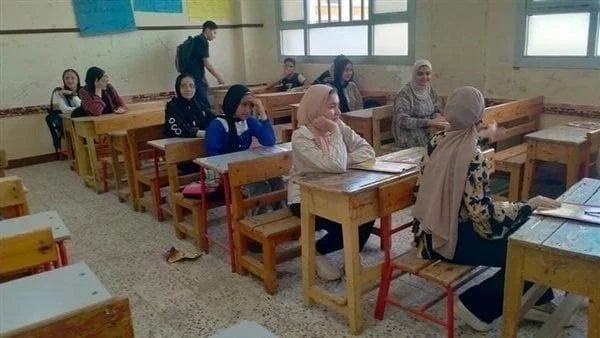 أمهات مصر يراقبن شكاوى الطلاب من صعوبة الامتحانات وتفاوت النماذج