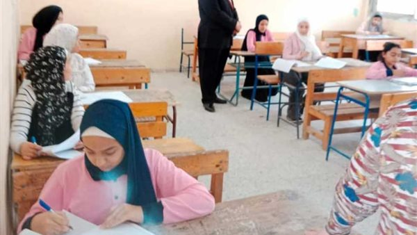 إجابة امتحان الإنجليزية لطلاب الثاني الإعدادي الترم الأول 2026 أسيوط