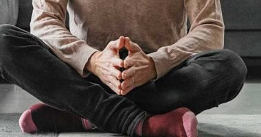 الجلوس متربعا على الأرض قد يحسن صحتك مع التقدم في العمر