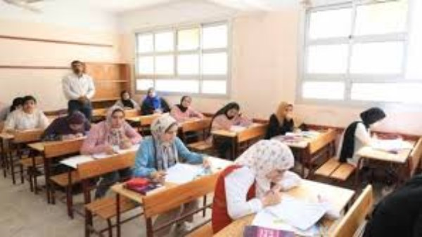 تصرفات أمهات أثناء الامتحانات تضر أبناءهن دون أن يشعرن