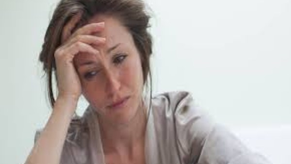 لماذا تبكي بعض الأمهات بعد سن الأربعين؟ يجيب أخصائي نفسي