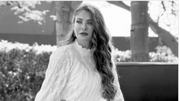 هيدي كرم تتألق بالأبيض في أحدث إطلالة