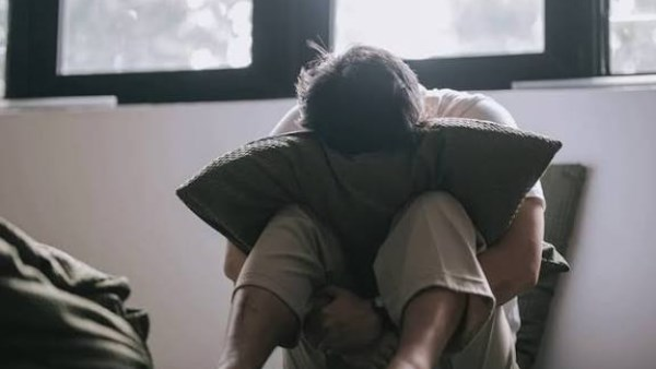 ألم المعدة المفاجئ: متى يكون عابرًا ونذيرًا لمشكلة صحية خطيرة؟