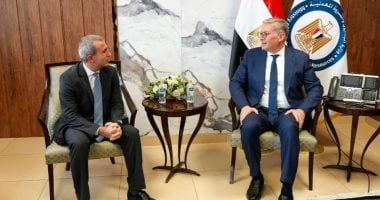 وزير البترول يراجع مع مسئولى إينى خطط زيادة الإنتاج وحفر آبار جديدة