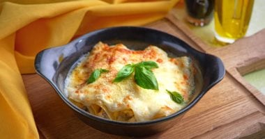 صدور الدجاج بالبشاميل مع خلطة الجبن