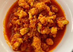 قرنبيط بالصلصة: طبق شتوي دافئ بخطوات بسيطة