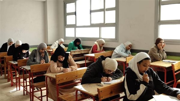 ضبط شخصين بزعم تسريب امتحانات الإعدادية الترم الأول بسوهاج