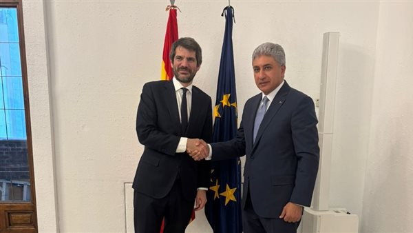 وزير السياحة يدعو نظيره الإسباني لزيارة المتحف الكبير ويعرض مقاصد مصر