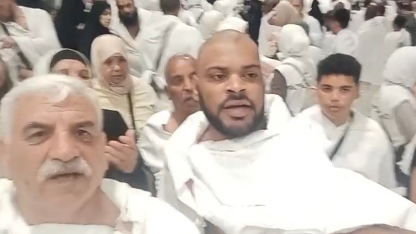 شاب أردني يتحدث أمام الكعبة بعد سنوات من الصمت