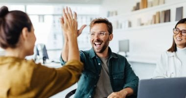 5 صفات تميز رجل برج الدلو عن غيره: لا يعبر عن مشاعره