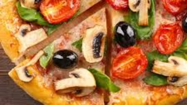 طريقة عمل بيتزا الخضار الملونة: وصفة مبتكرة وسريعة