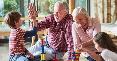 دراسة جديدة تؤكد أن رعاية الأجداد للأحفاد قد تسبب لهم الاكتئاب