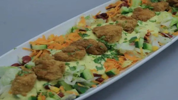 سلطة الدجاج المقرمشة: طريقة تحضير شهية ولذيذة