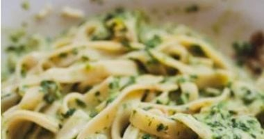 مكرونة بالصلصة البيضاء والسبانخ المشوحة سهلة ولذيذة وأطفالك يحبونها