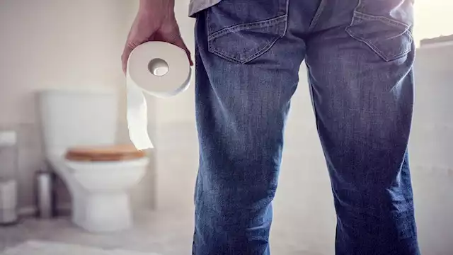 ماذا يحدث لجسمك عند حبس البول؟ احذر المخاطر