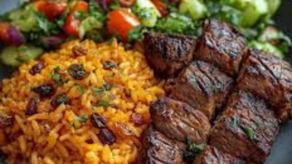 طبق لحمة محمّرة مع رز أحمر بالزبيب