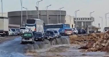 انفجار ماسورة مياه أمام معرض الكتاب في التجمع وتلف عدد من السيارات