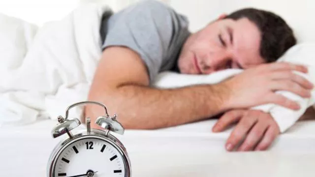 تأثير النوم غير المنتظم على صحة الدماغ