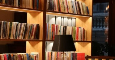 5 أفكار لتنظيم الكتب الجديدة من معرض الكتاب إلى رفوفك