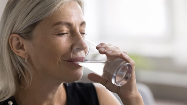 نشرة المرأة والمنوعات: أضرار طرقعة المفاصل ومعدن في الماء يسبب الزهايمر