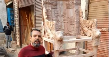 إعجابه بالأصلي يدفعه للإبداع.. يوحنا ينحت كرسى توت عنخ آمون من خشب