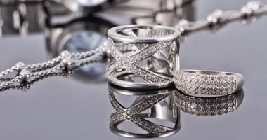 تفسير حلم ارتداء الفضة: دعم من شخص عزيز أم توتر بالعلاقة