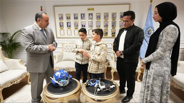 محافظ أسيوط يستقبل مخترعي الخوذة الذكية من طلاب الابتدائي ويكافئهما