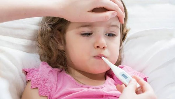 الحرارة عند الأطفال: عرض أم مرض؟ طبيب يوضح الحقيقة