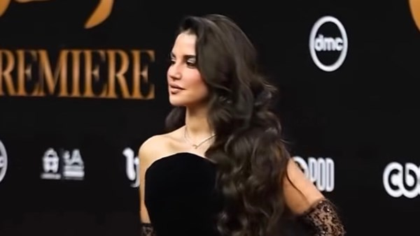 تعليق صادم من ناقد موضة على فستان درة