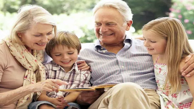 دراسة: رعاية الأحفاد قد تضر بالصحة النفسية لكبار السن