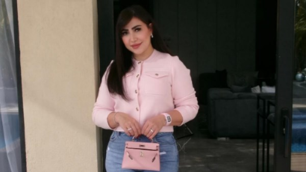 بوسي تستعرض أناقتها بإطلالة كاجوال