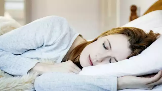 احذر النوم على وسادة مرتفعة قد يرفع ضغط العين