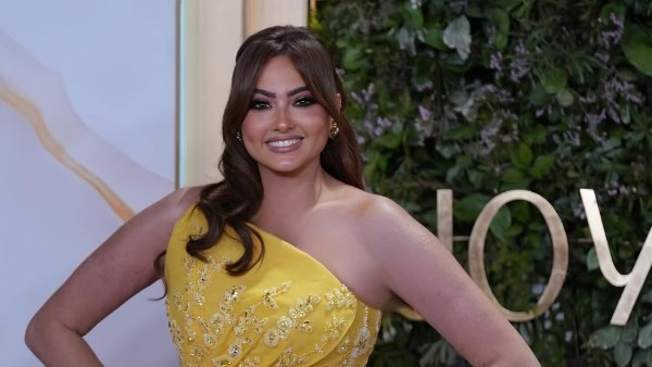 بشرى تثير الجدل بفستان أصفر منفوش في حفل جوي أووردز