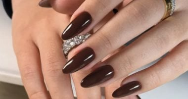ألوان الأظافر الداكنة فى شتاء 2026 من الكرز إلى الأسود اللامع