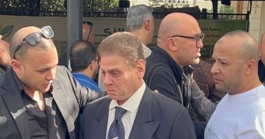 المستشار محمد شيرين فهمى ينهار بالبكاء في جنازة محمد ناجي شحاتة