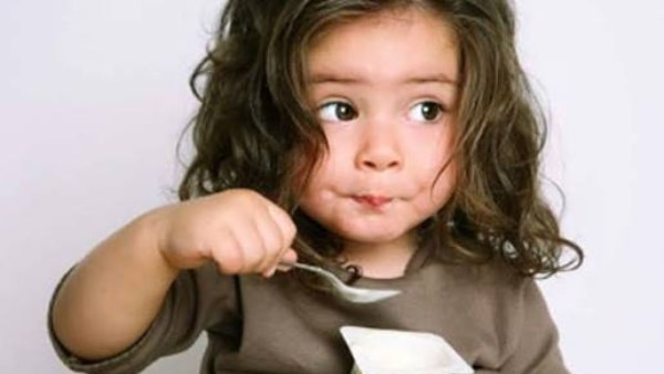 فوائد الزبادي للأطفال ومتى يمكن تقديمه لهم