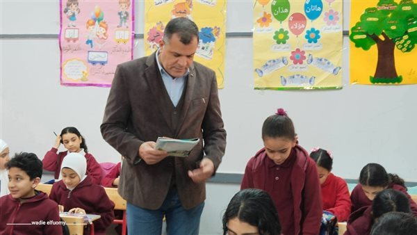 وكيل تعليم دمياط يختبر الطلاب في القراءة والحساب بجولة ميدانية