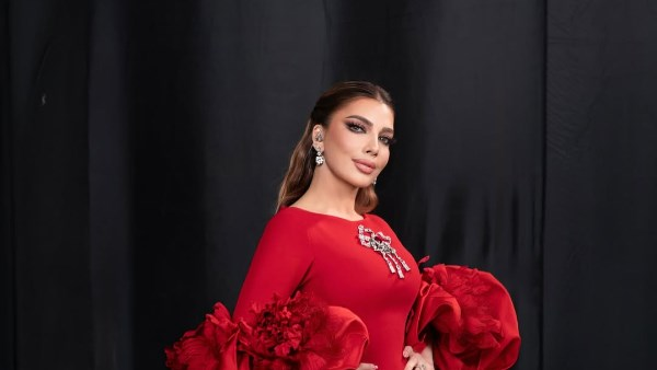 أصالة بإطلالة مغربية وثلاث فساتين في حفلها بالرياض