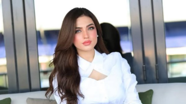 ياسمين عز تتألق بإطلالة مميزة