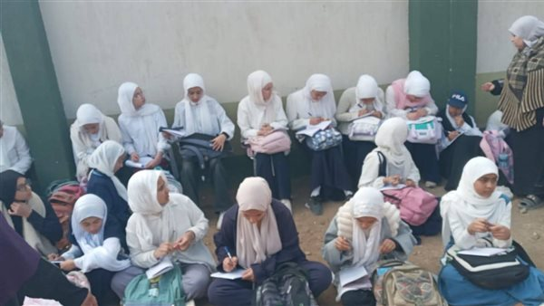 معلمة تقيم حصة للطلاب في فناء مدرسة بالشرقية
