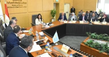 رئيس المقاولون العرب يسلم وزير الإسكان تقريراً سنوياً لمجلس الإدارة