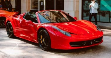 سائق بلا مأوى يقود فيرارى ويستفيد من إعانات في فرنسا