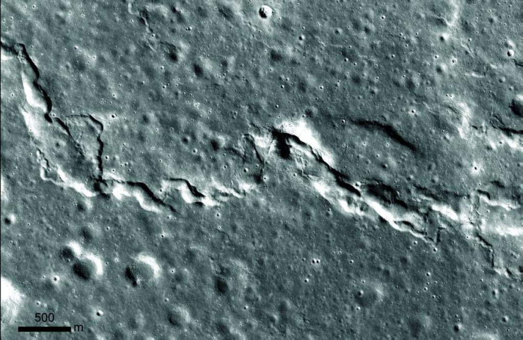 1114 صدوع جديدة على سطح القمر