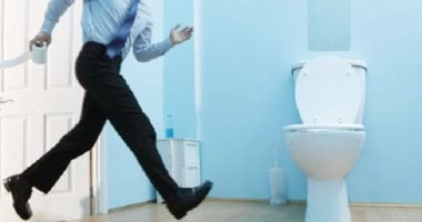 أسباب زيادة مشاكل المسالك البولية عند الرجال بعد الخمسين ومتى تزور الطبيب؟